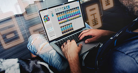 Ein Mann arbeitet an einem Laptop und verdrahtet in Adobe XD Screendesigns zu einem interaktiven Prototypen