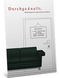 Plakat für eine Radiosendung über psychische Erkrankungen und deren Behandlungsmöglichkeiten, welches eine Couch mit einer gezeichneten Tür zeigt