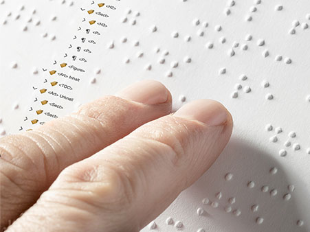 Hand liest Braille-Schrift