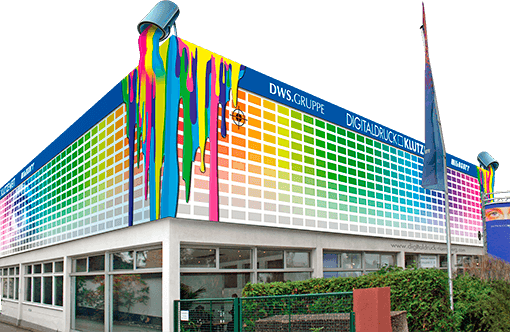 Druckerei-Gebäude mit einer mit einem bunten Farbraster gestalteten Fassade