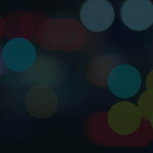 Ein Grafiker arbeitet an einem Laptop und retuschiert in Adobe Photoshop ein Portraitbild – Adobe Photoshop Schulung