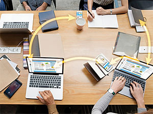 Mehrere Personen arbeiten gemeinsam an ihren Computern an einem PDF-Dokument – Adobe Acrobat Pro Schulung