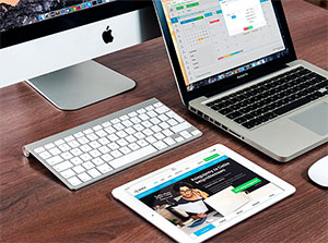 iMac, MacBook und Tablet auf einem Tisch – Apple macOS Schulung