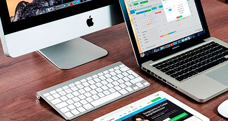 iMac, MacBook und Tablet auf einem Tisch