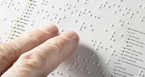 Hand mit Braille-Schrift und eingeblendeter TAG-Struktur eines barrierefreien PDF Dokuments